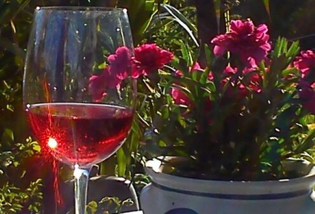 Ein Glas Wein und Blumen Ein Glas Wein und Blumen