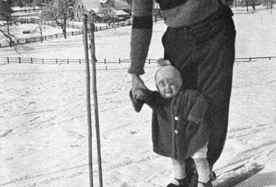 Hemingway_mit_Sohn_Bumby_1925_in_Schruns_-_JF_Library_Boston_USA.JPG