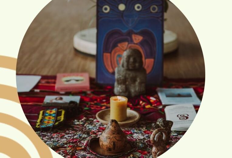 ein Tisch mit einer Kerze und Karten ein Tisch mit einer Kerze und Karten