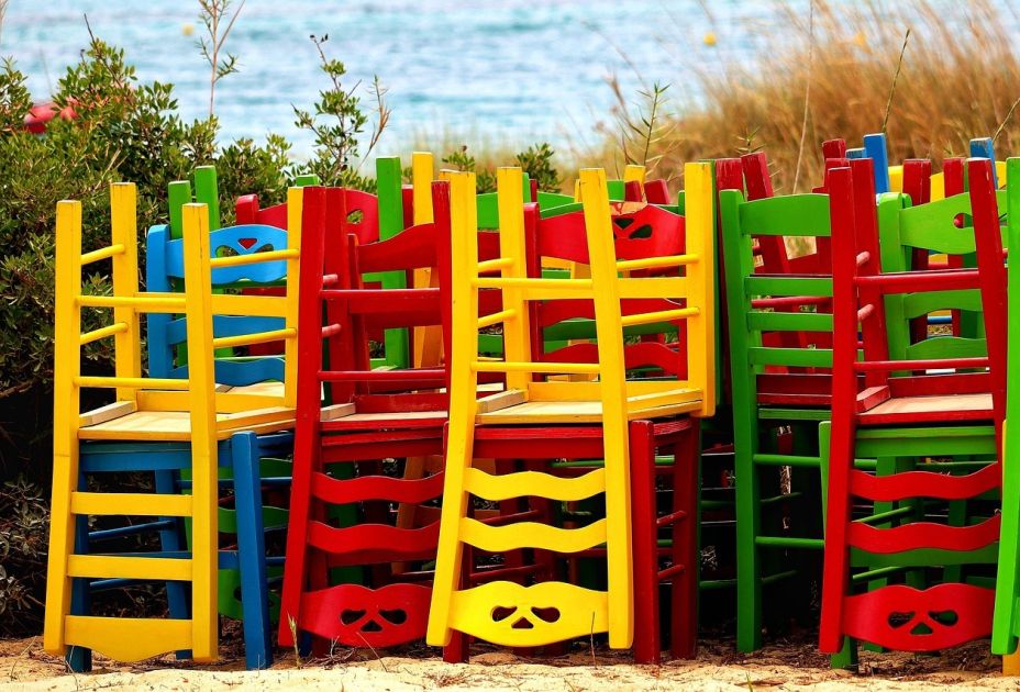 Ein Stapel bunter Stühle Ein Stapel bunter Stühle
