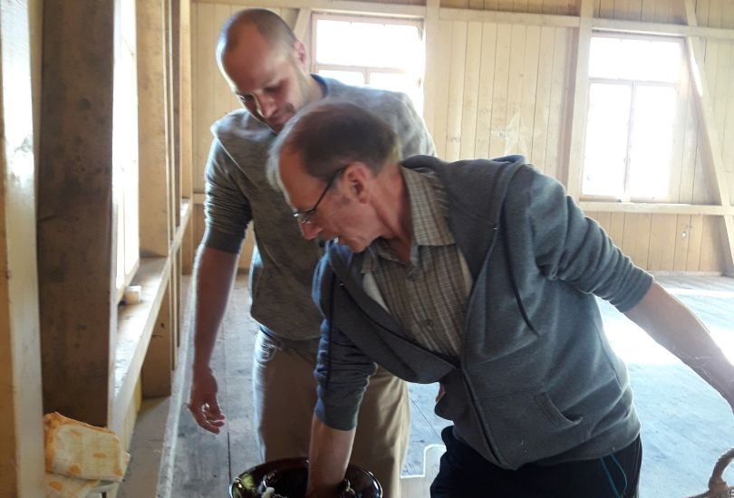 Eine Person, die eine andere Person in einem Topf betrachtet