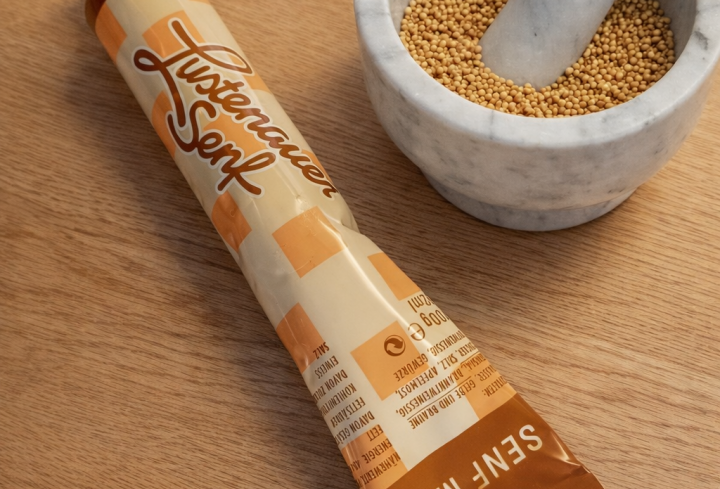 Eine Tube Senf in einem MÃ¶rser und StÃ¶Ãel