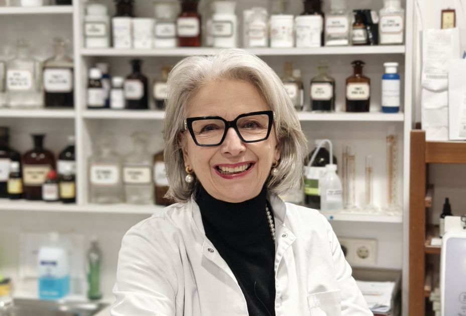 2026_Rheticus_c. Mag. Ingrid Heller in der Apotheke.jpg