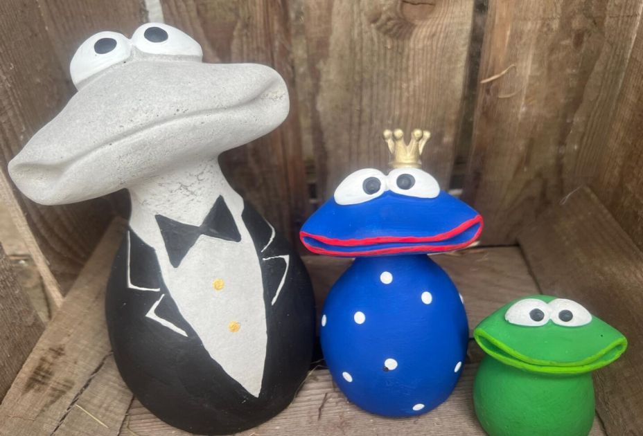 Eine Gruppe keramischer Figuren