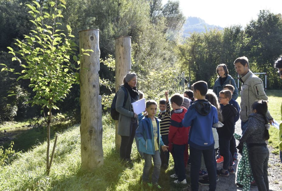 Eine Gruppe von Menschen, die um einen Baum stehen