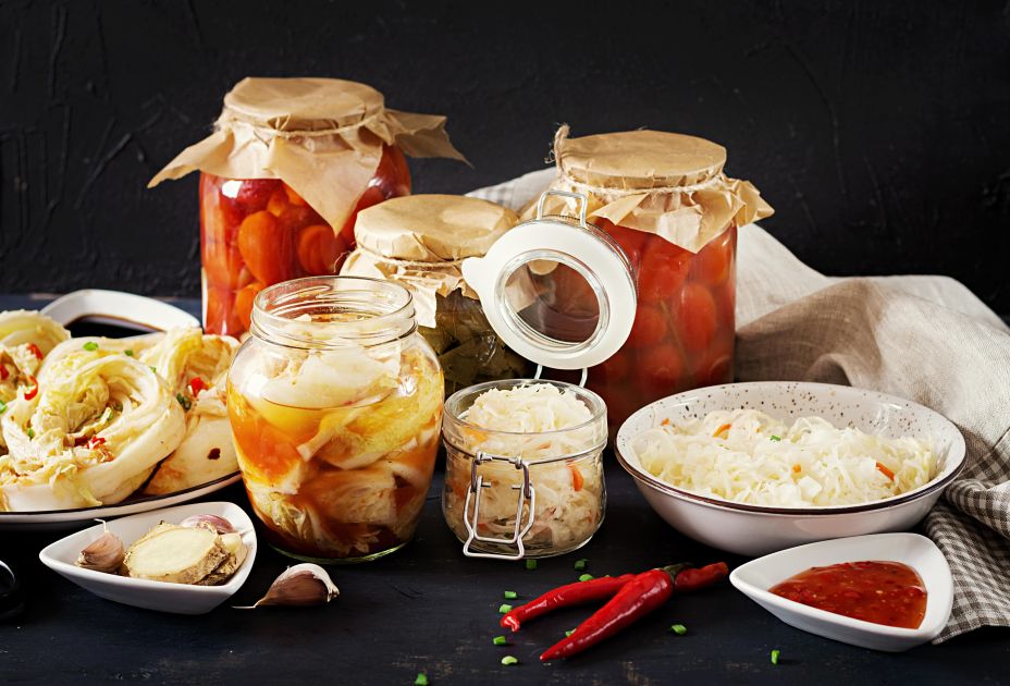Gemuese_wuerzig_haltbar_machen_Eva_Hirschmann_fotos-kostenlos_kohl-kimchi-tomaten-mariniert-sauerkraut-saure-glaeser-ueber-rustikalen-kuechentisch__c_timolina_auf_freepik.com.jpg