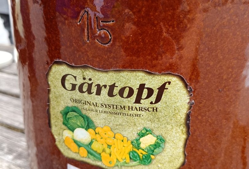 Ein Steinguttopf wird seit jeher zur Fermentation verwendet Ein Steinguttopf wird seit jeher zur Fermentation verwendet