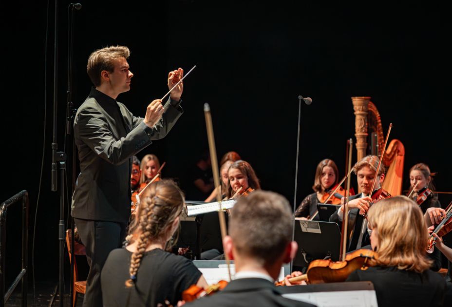 ©Lukas-Grabher_Dirigent+Orchester-2_klein.jpg ©Lukas-Grabher_Dirigent+Orchester-2_klein.jpg