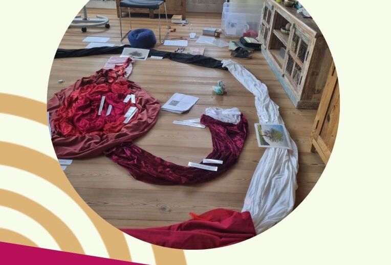 ein Raum mit vielen GegenstÃ¤nden auf dem Boden