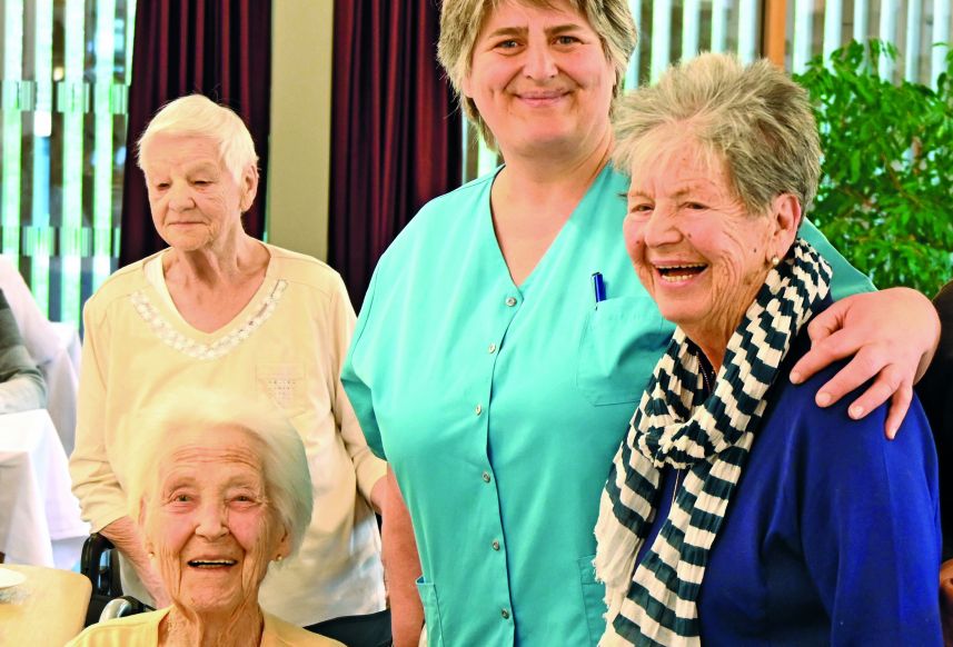 Bewohnerinnen und Personal der Senioren-Betreuung Nenzing Bewohnerinnen und Personal der Senioren-Betreuung Nenzing