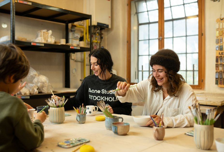 Eine Gruppe von Menschen sitzt an einem Tisch