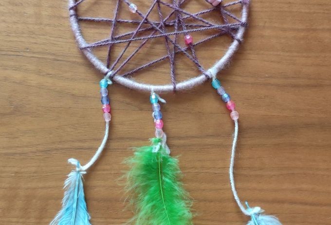 Eine Nahaufnahme eines Traumfängers Eine Nahaufnahme eines Traumfängers