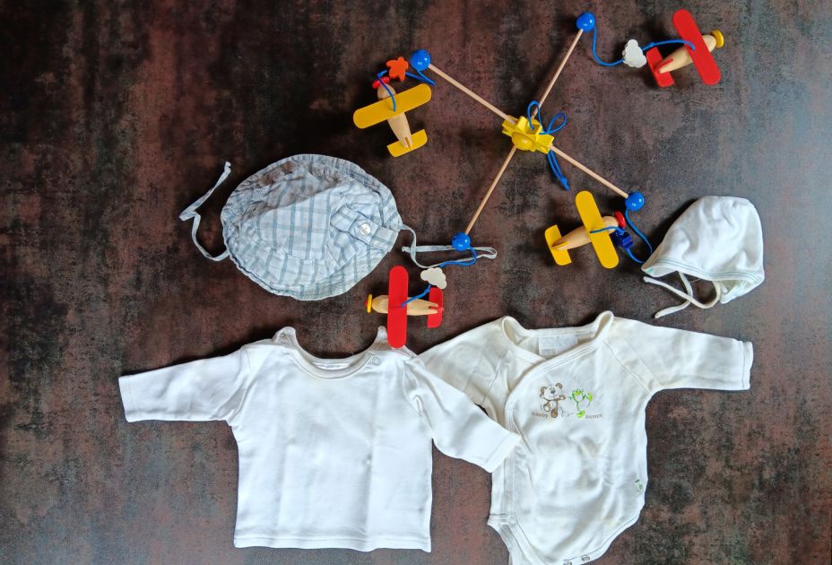 Kinderkleidung und Spielzeug