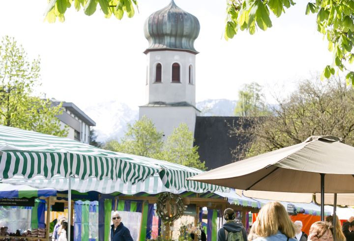 Gut besuchter Wochenmarkt Gut besuchter Wochenmarkt