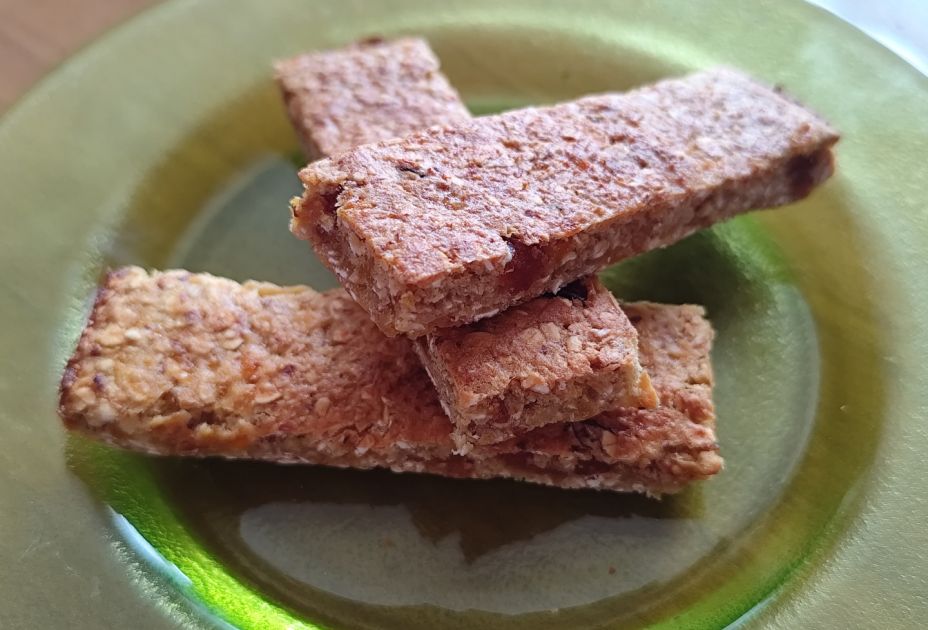 Eine Gruppe von Getreideriegeln auf einem grünen Teller Eine Gruppe von Getreideriegeln auf einem grünen Teller