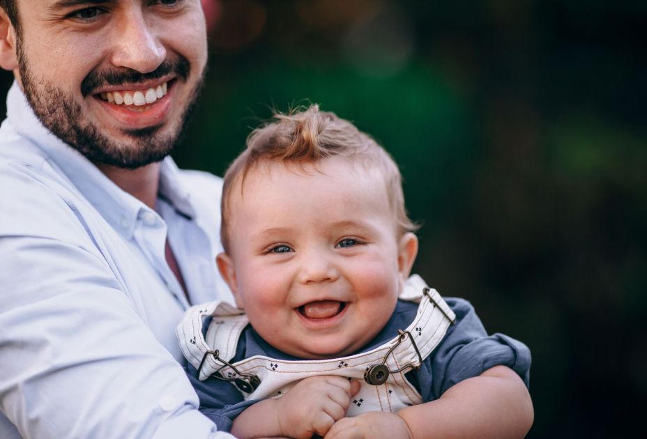 Eine Person, die ein Baby hält. Eine Person, die ein Baby hält.