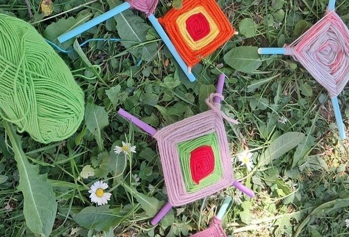 Eine Gruppe bunter Garn auf Gras