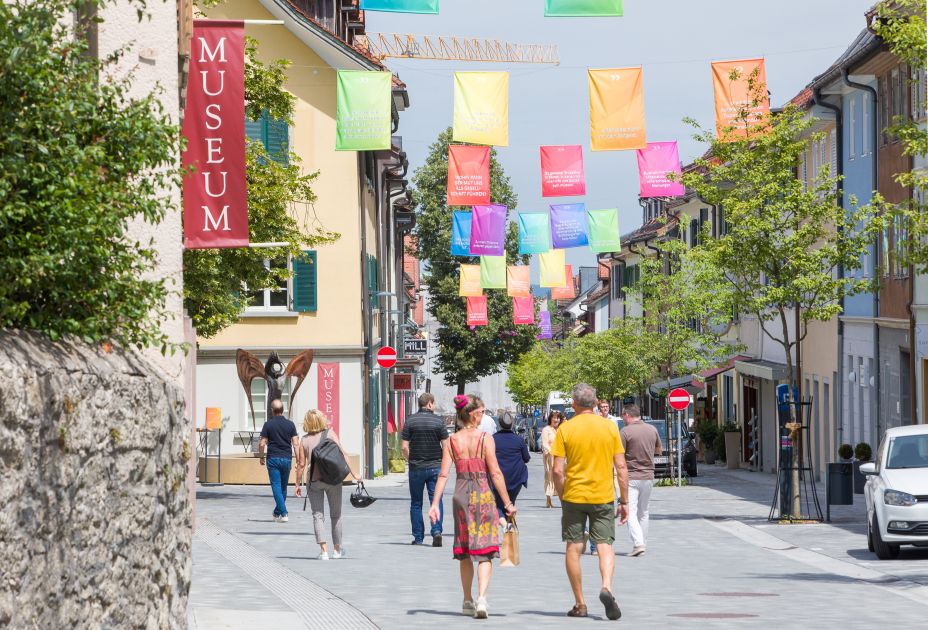 230714StadtinstallationMut_CRwalser_003 Fahnen "Mut für morgen" 230714StadtinstallationMut_CRwalser_003 Fahnen "Mut für morgen"