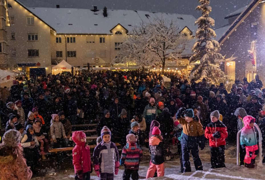 Eine Gruppe von Menschen in Kleidung Eine Gruppe von Menschen in Kleidung