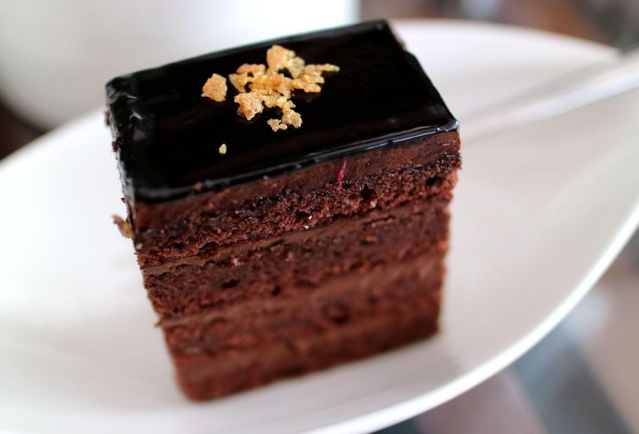 ein StÃ¼ck Schokoladenkuchen auf einem Teller