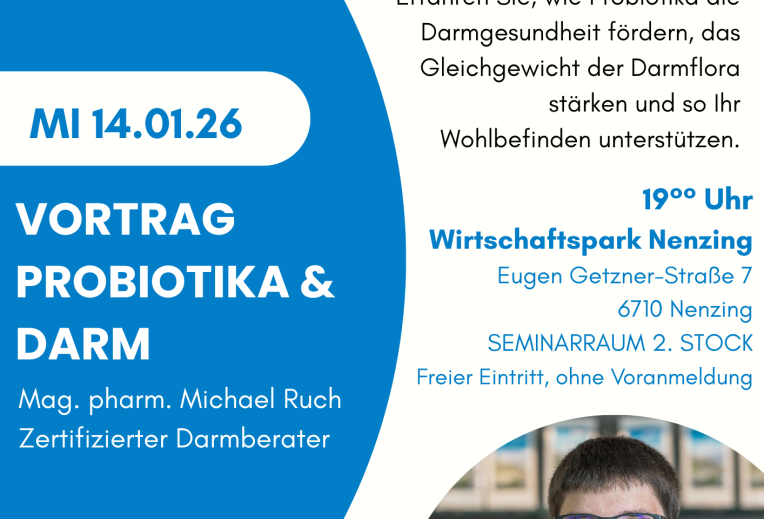 Eine Person mit Brille, die in die Kamera lÃ¤chelt