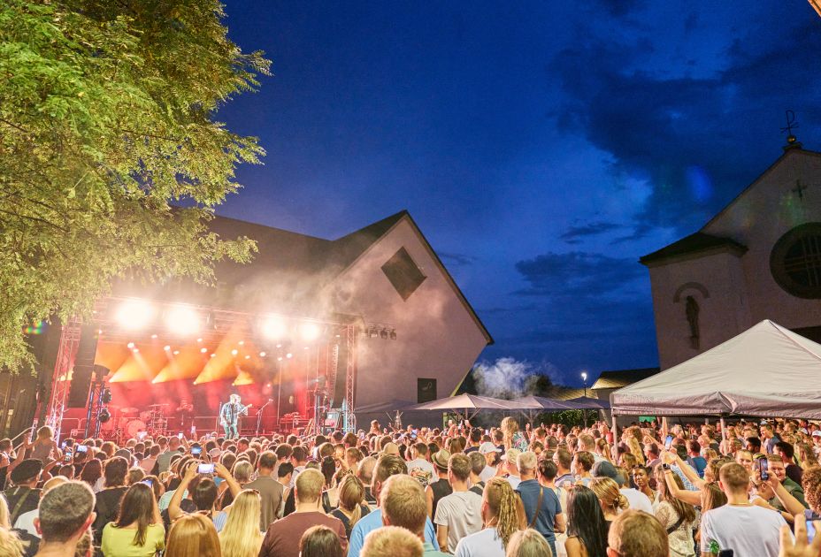 Sommer am Platz Thorsteinn Einarsson Sommer am Platz Thorsteinn Einarsson