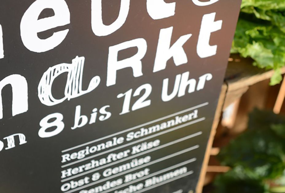 Markttafel am Wochenmarkt Markttafel am Wochenmarkt