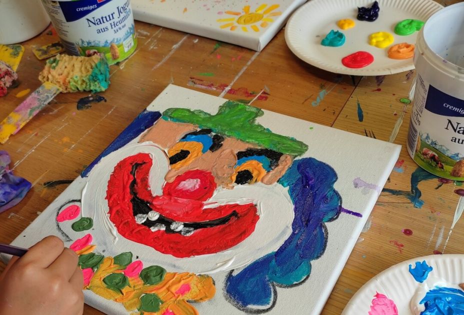 Eine Gruppe von Kindern, die auf einem Tisch malt Eine Gruppe von Kindern, die auf einem Tisch malt