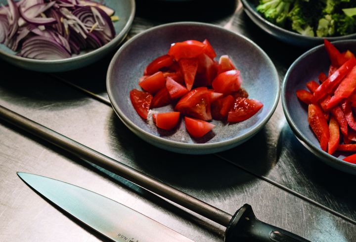 Lebensmittel und Kochutensilien.