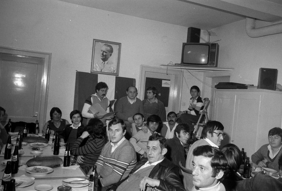 Jugoslawische âGastarbeiterâ ca. 1980 im Vereinsheim mit Porträt des Staatschefs Josip Tito, Foto: Oskar Spang, Stadtarchiv Bregenz Jugoslawische âGastarbeiterâ ca. 1980 im Vereinsheim mit Porträt des Staatschefs Josip Tito, Foto: Oskar Spang, Stadtarchiv Bregenz
