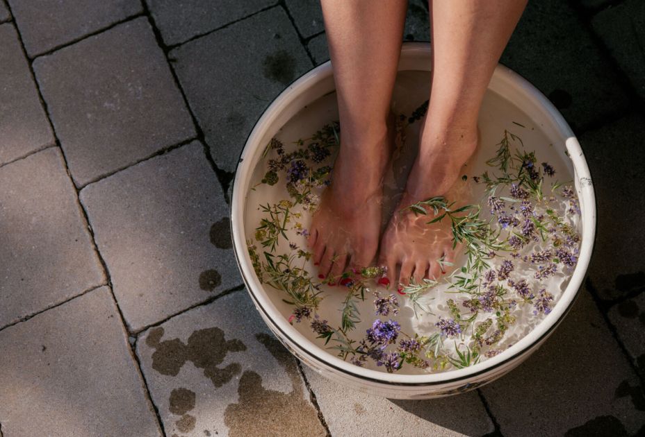 Die FüÃe eines Menschen in einer Schale Wasser Die FüÃe eines Menschen in einer Schale Wasser