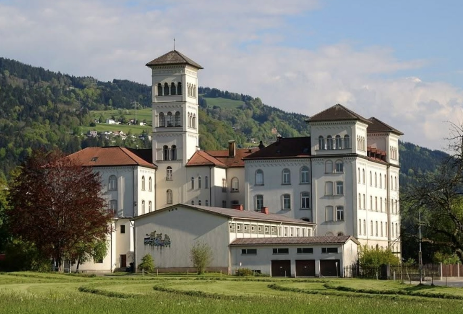 Ein groÃes weiÃes GebÃ¤ude mit einem groÃen Turm