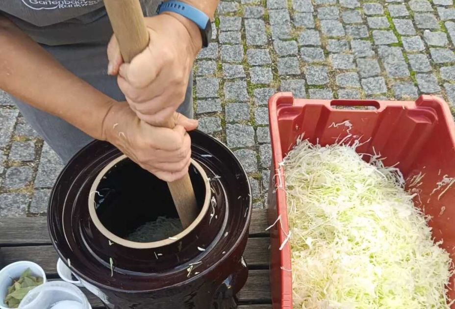 Eine Person, die mit einem Stock Essen zubereitet