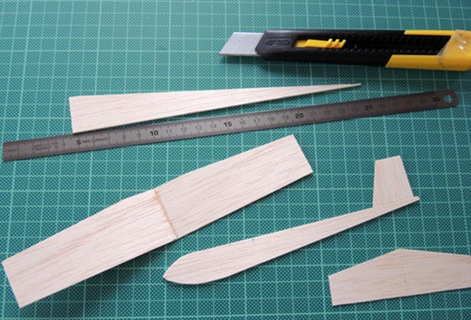 Ein Lineal und ein Messer auf einer Schneidematte Ein Lineal und ein Messer auf einer Schneidematte