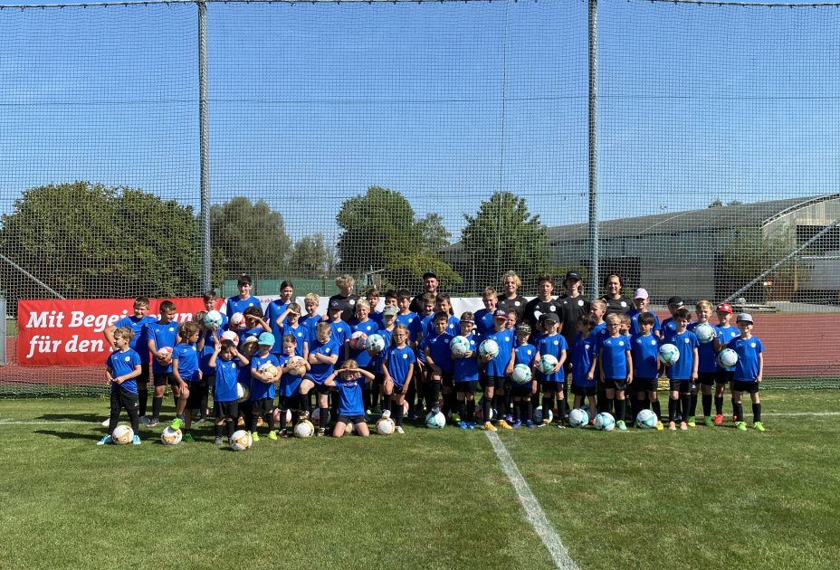 Unsre Fussballcamp findet wie gehabt in der zweiten Ferienwoche statt. Unsre Fussballcamp findet wie gehabt in der zweiten Ferienwoche statt.