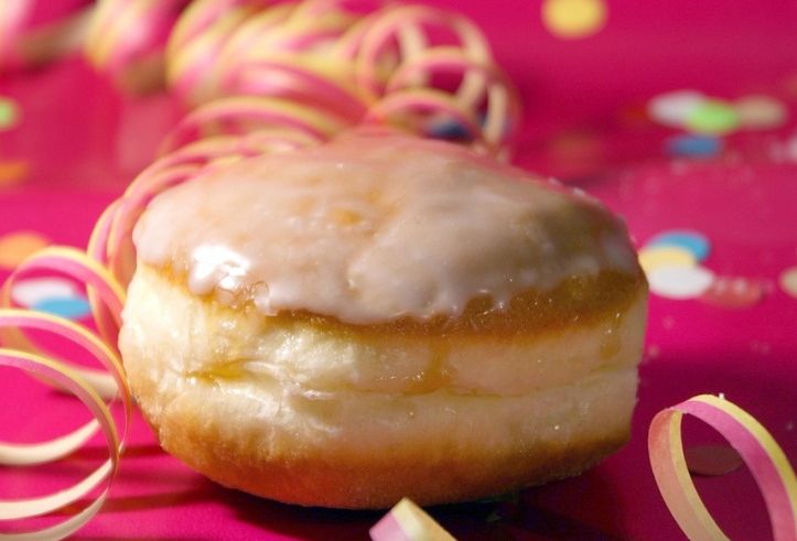 ein Donut mit Luftschlangen und Konfetti