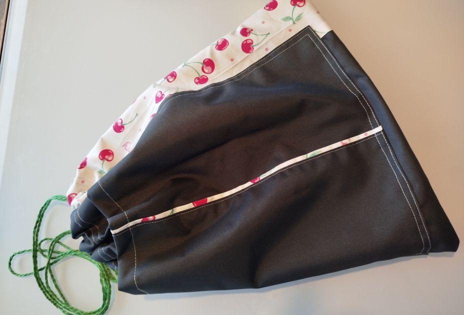 eine schwarz-weiÃe StofftÃ¼te mit Kirschen darauf