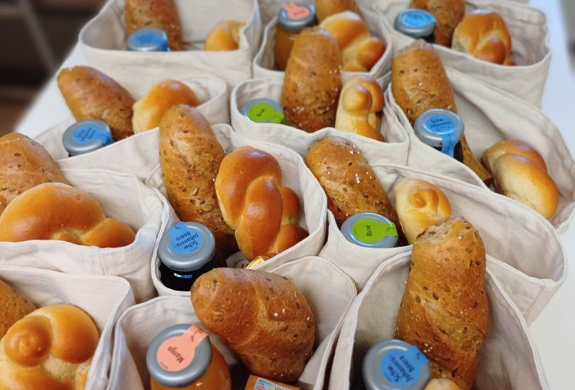 Eine Gruppe Brot in einer Tüte Eine Gruppe Brot in einer Tüte