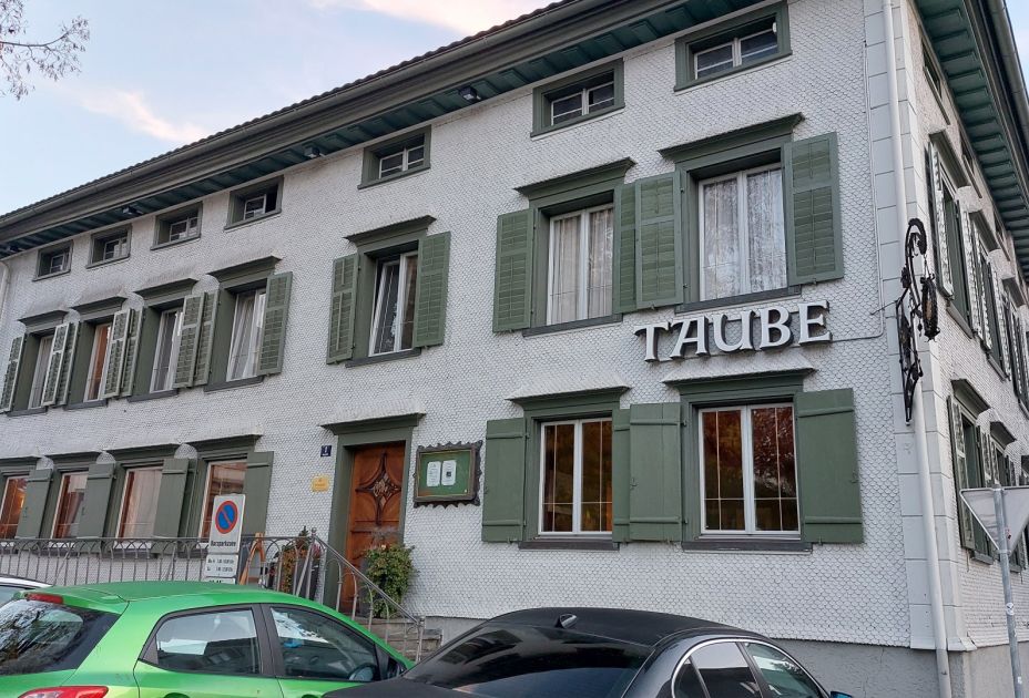 Karl-Marx-Haus mit grünen Fensterläden und einem Schild an der Vorderseite Karl-Marx-Haus mit grünen Fensterläden und einem Schild an der Vorderseite