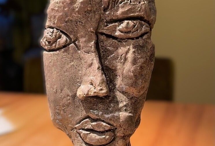 Eine Skulptur eines Gesichts Eine Skulptur eines Gesichts