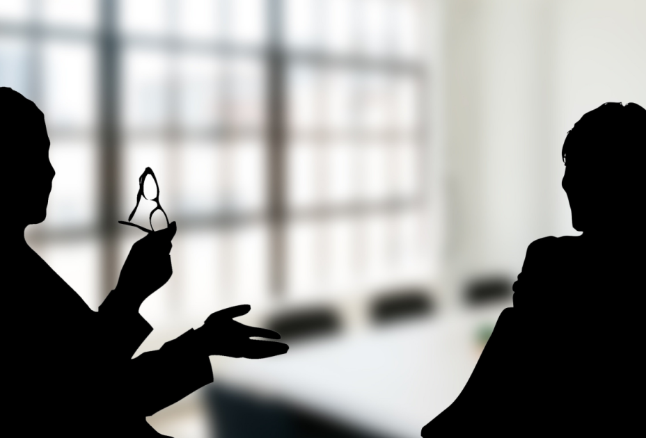 Eine Silhouette einer Person, die eine Brille hält Eine Silhouette einer Person, die eine Brille hält