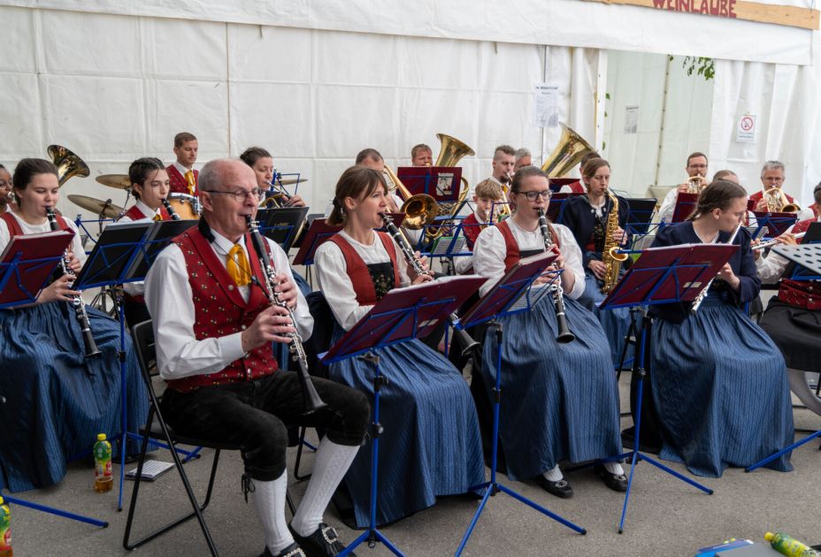 Die BÃ¼rgermusik Nenzing spielt gerne am FuÃe der Himmel-Chalets