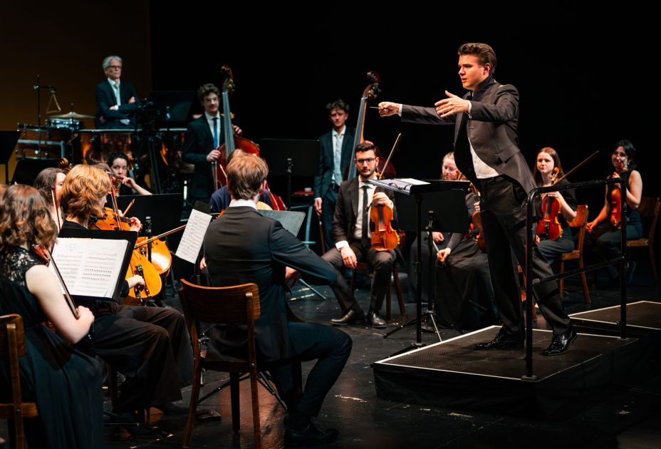 Dirigent-und-Orchester-C_Lukas_Grabher-42-scaled.jpg