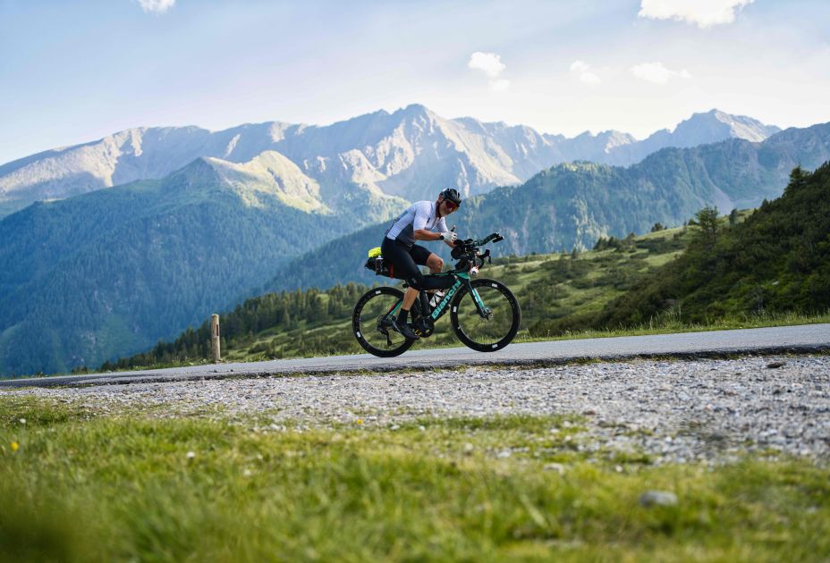 RACE-ACROSS-AUSTRIA RACA_Teilnehmer_vor_Bergkulisse_-__-_credits_RACE_ACROSS_AUSTRIA_Kovac_Visuals.jpeg