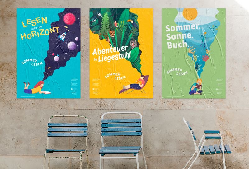 Plakate Sommerlesen an einer Wand mit StÃ¼hlen