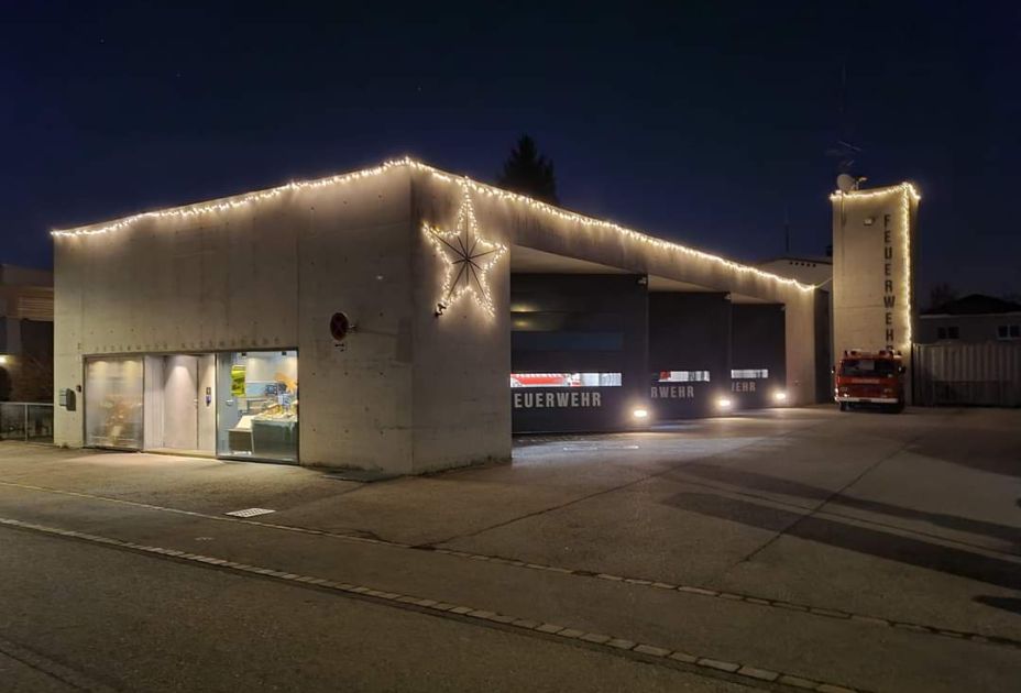 Feuerwehrhaus Altenstadt im Advent (c) Feuerwehr Altenstadt 2023 FW Altenstadt Adventmarkt.jpg