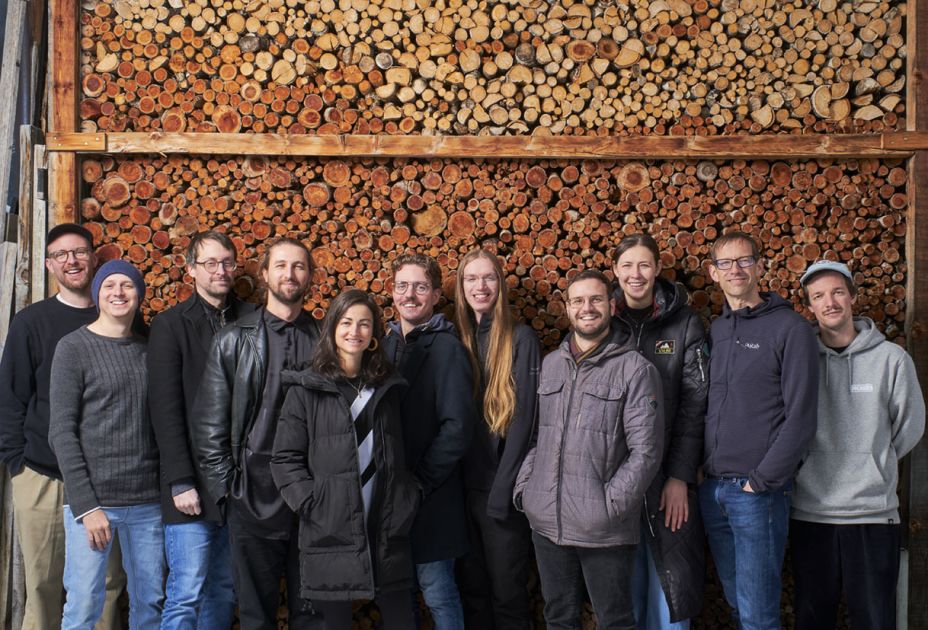 Eine Gruppe von Menschen, die für ein Foto posieren Eine Gruppe von Menschen, die für ein Foto posieren