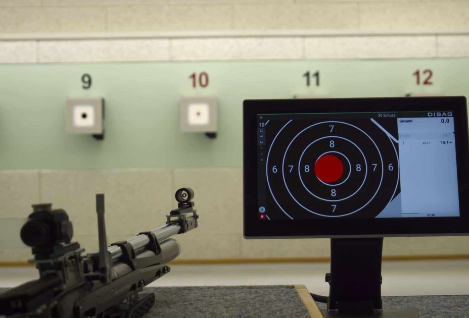 ein Luftdruckgewehr und ein Bildschirm