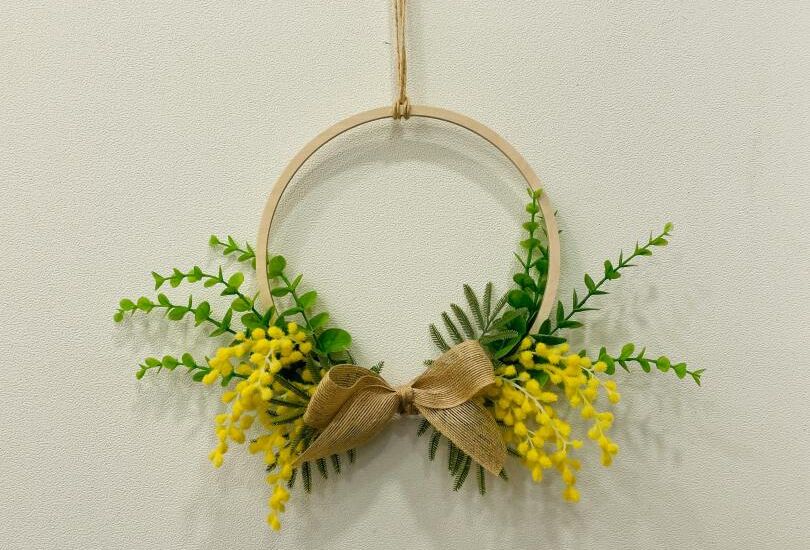 FrÃ¼hlingskrÃ¤nze werden beim MÃ¼tterhock selbst gemacht.