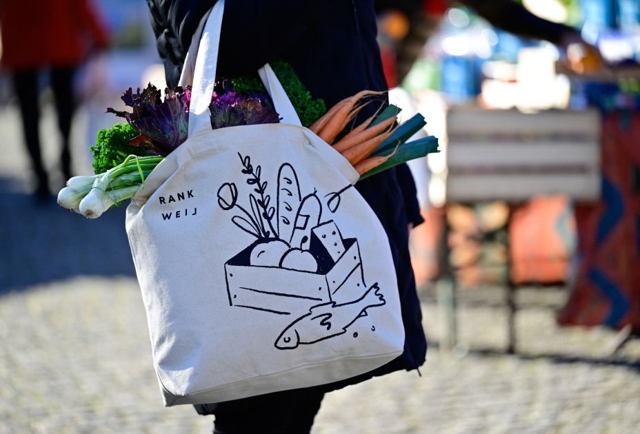 Tasche mit frischem Gemüse auf dem Rankweiler Wochenmarkt Tasche mit frischem Gemüse auf dem Rankweiler Wochenmarkt